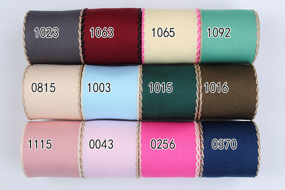 10mm-38mm 꿰매진 폴리에스터 거시 곡물 리본 ISO9001 솔리드 패턴